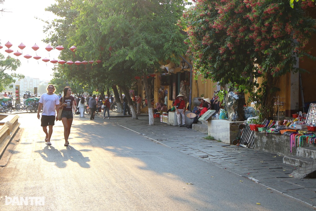 Hội An lập lại trật tự vỉa hè, không dẹp sạch hàng rong - 2