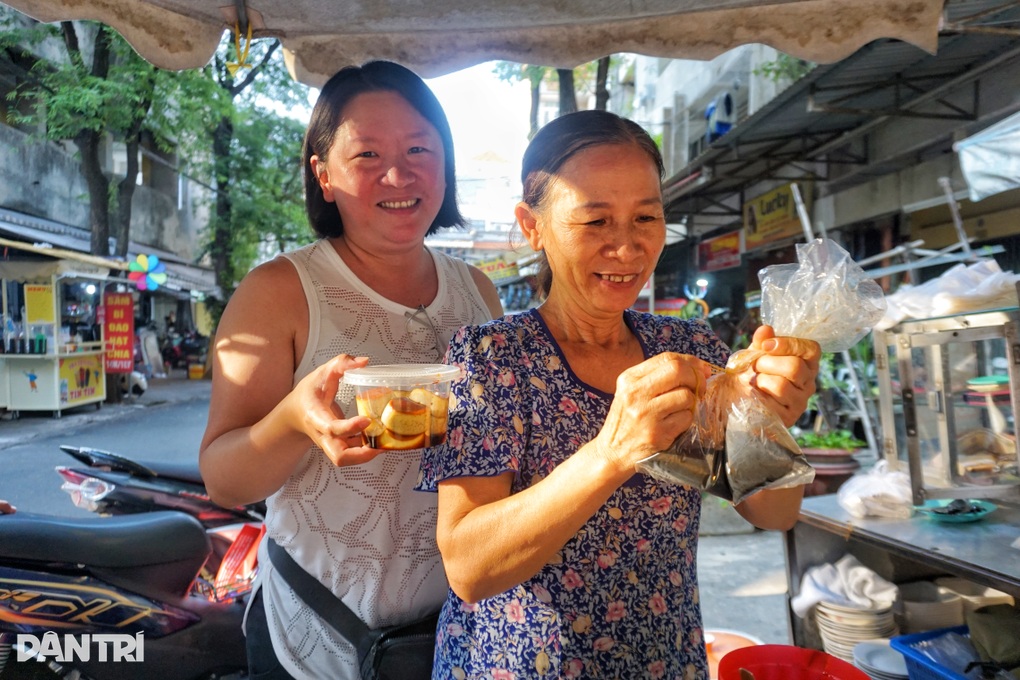 Đi ăn bánh flan chửi ở TPHCM, khách bất ngờ với cách xưng hô của chủ quán - 4
