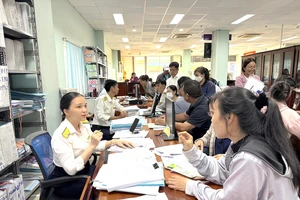 Sáng nay Báo Pháp Luật TP.HCM tổ chức tọa đàm 'Cầm tay chỉ việc hộ kinh doanh tuân thủ pháp luật về thuế'