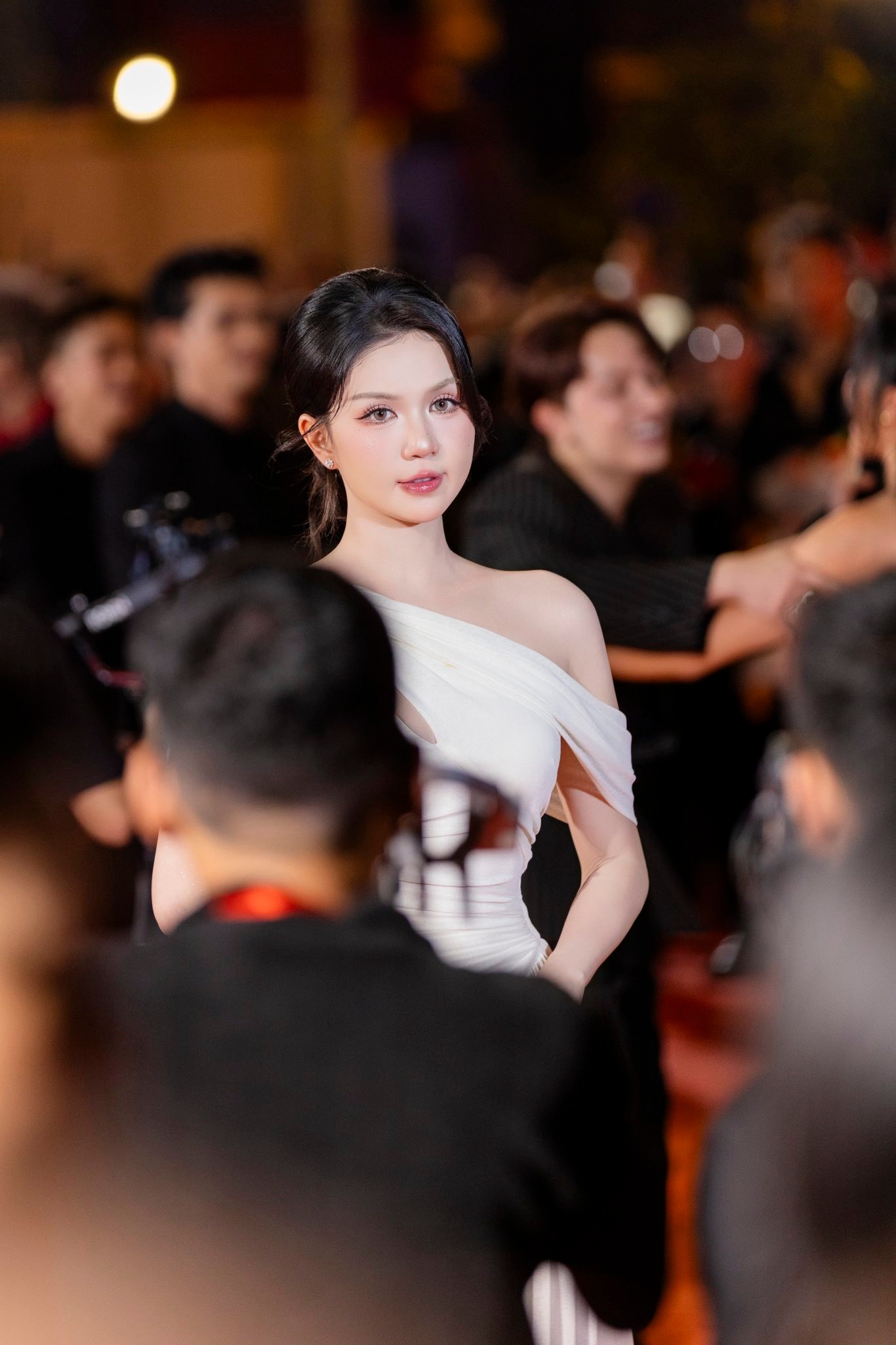 1775802153 832 Hinh anh Ngoc Trinh bang bo kin ca mat