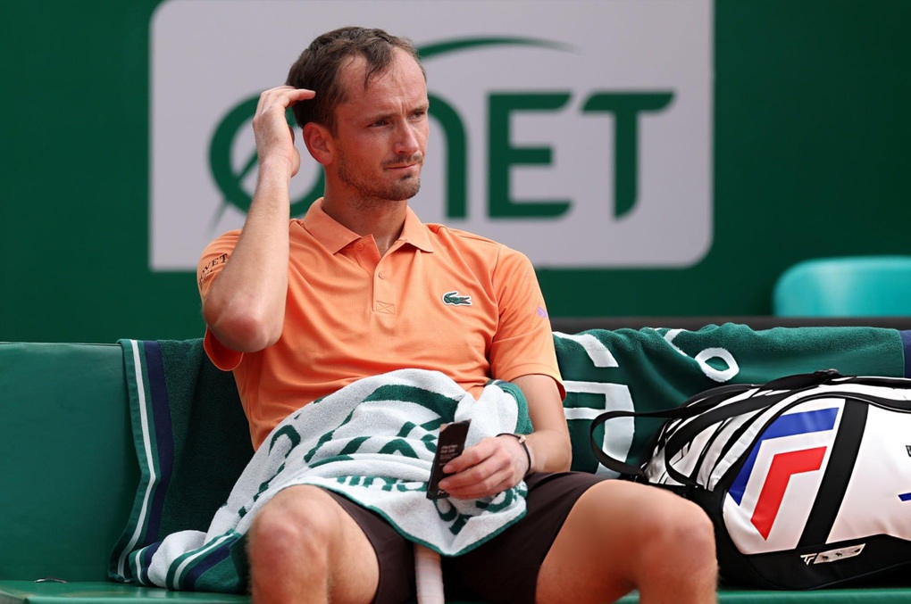 Medvedev đập vợt 7 lần ở trận thua nhanh tại Monte Carlo - 2