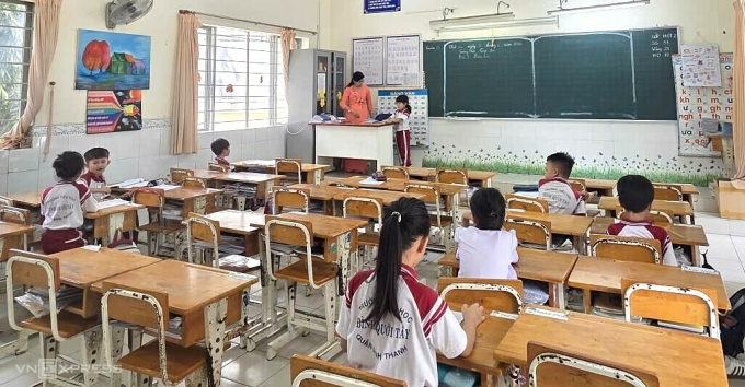 Một lớp học trường Tiểu học Bình Quới Tây chỉ có 10 em, vắng 21 học sinh, sáng 10/4. Ảnh: Lệ Nguyễn