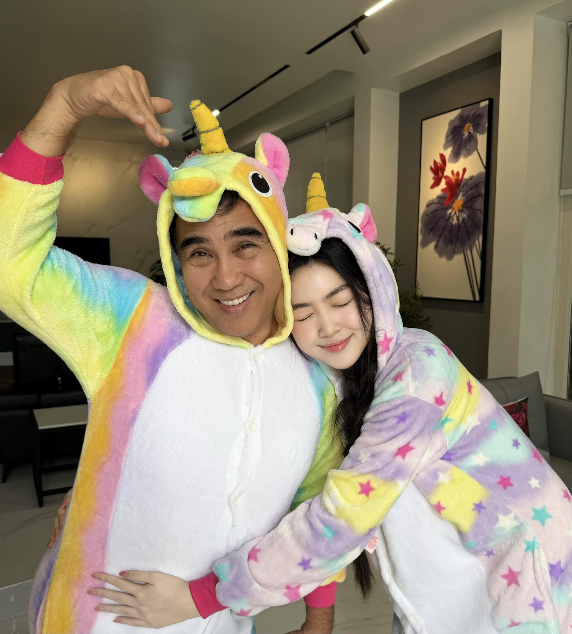 Lọ Lem tuổi 20: Nhan sắc rạng ngời cầm kỳ thi họa, sở hữu xe tiền tỷ - 2