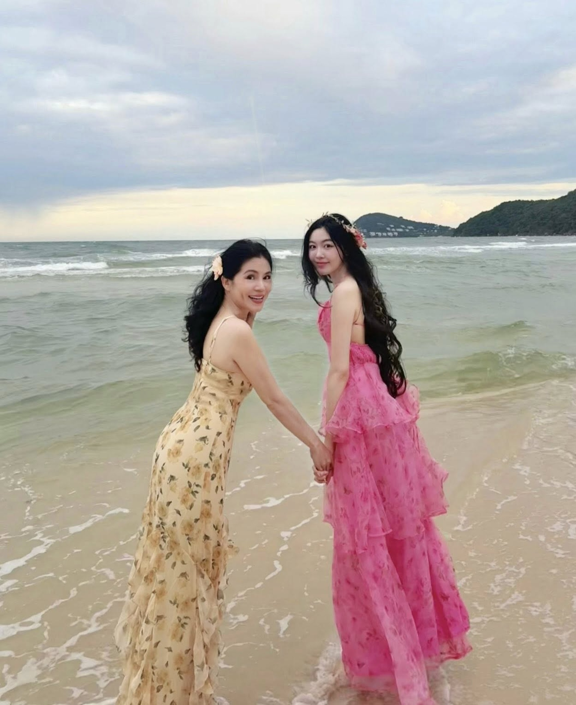 Lọ Lem tuổi 20: Nhan sắc rạng ngời cầm kỳ thi họa, sở hữu xe tiền tỷ - 4