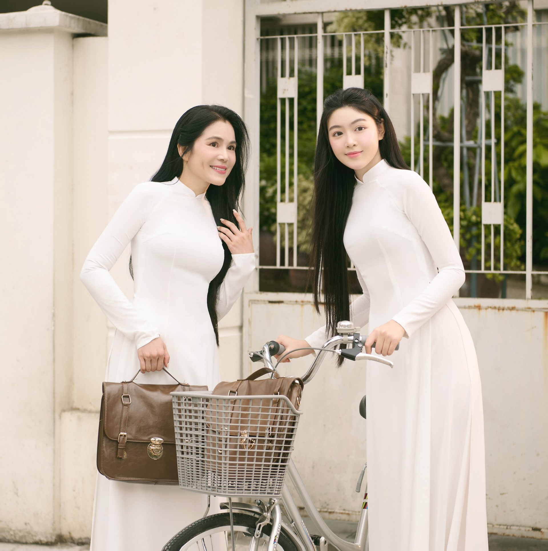 Lọ Lem tuổi 20: Nhan sắc rạng ngời cầm kỳ thi họa, sở hữu xe tiền tỷ - 13