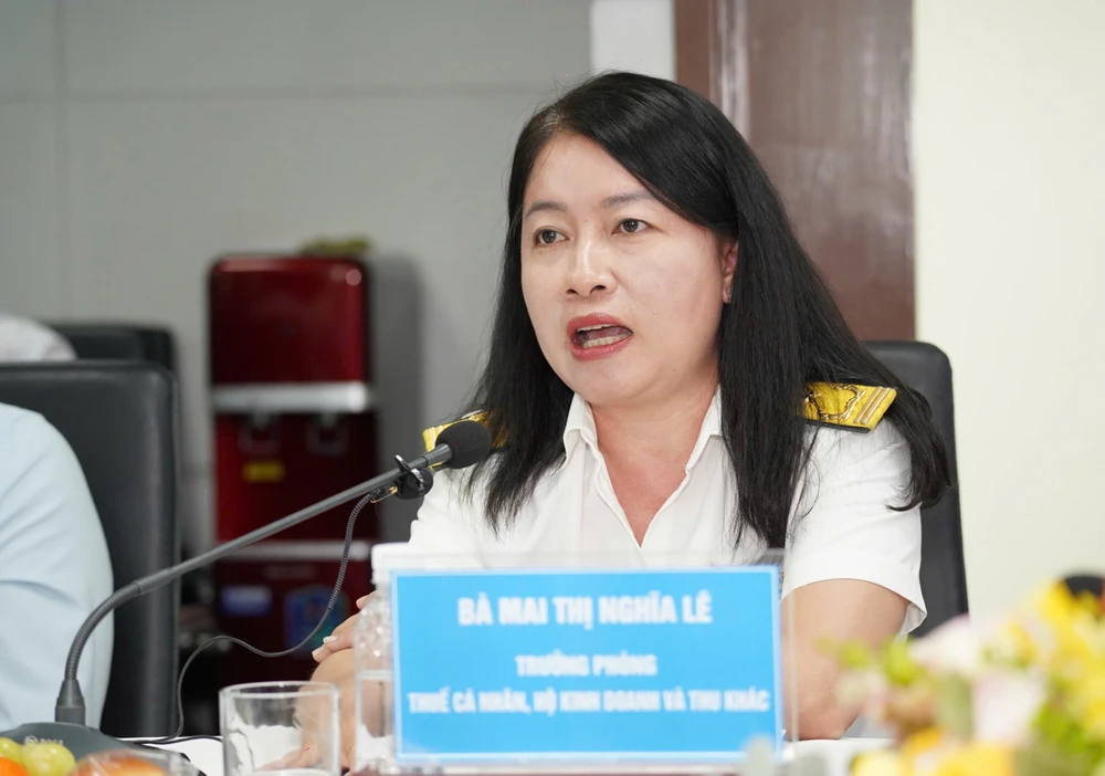 Bà Mai Thị Nghĩa Lê, Trưởng phòng Thuế cá nhân, hộ kinh doanh và thu khác (Thuế TP.HCM) giải đáp các câu hỏi của hộ kinh doanh. Ảnh: THUẬN VĂN ho-kinh-doanh-thue-bao-phap-luat-tphcm4.JPG