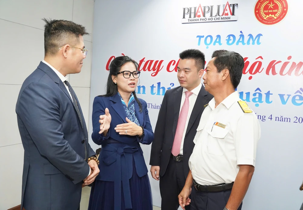 Các doanh nghiệp, chuyên gia trao đổi với lãnh đạo Thuế TP.HCM bên lề tọa đàm. Ảnh: THUẬN VĂN IMG_7335.JPG