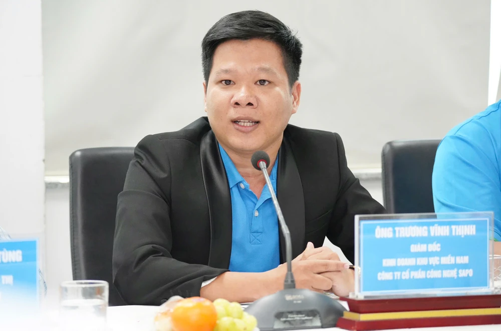 Ông Trương Vĩnh Thịnh, Giám đốc Kinh doanh khu vực Miền Nam Công ty Cổ phần Công nghệ Sapo (trái), chia sẻ giải pháp công nghệ hỗ trợ hộ kinh doanh. Ảnh: THUẬN VĂN IMG_7321.JPG