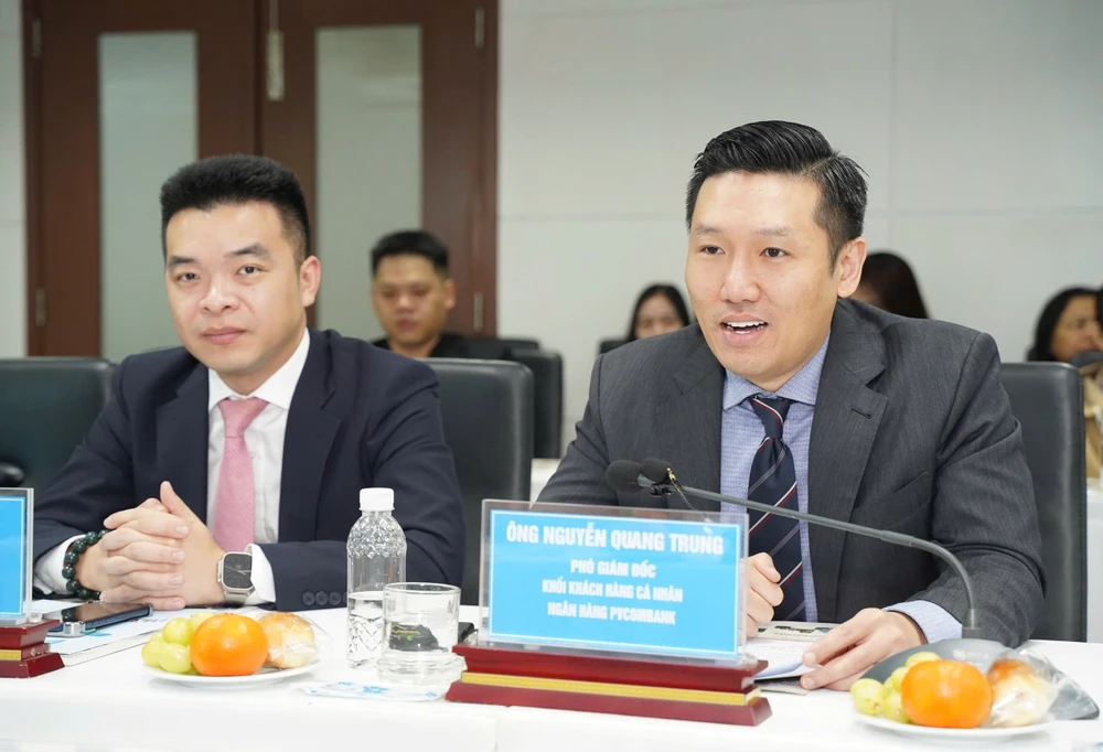 Ông Nguyễn Quang Trung, Phó Giám đốc khối Khách hàng cá nhân, Ngân hàng PVcomBank (phải), giải đáp thông tin về những thuận lợi của hộ kinh doanh trong việc mở và sử dụng tài khoản thanh toán hiện nay cùng những lợi ích cụ thể. Ảnh: THUẬN VĂN ho-kinh-doanh-thue-bao-phap-luat-tphcm2.JPG