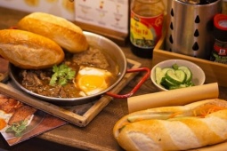 Tiệm bánh mì khu phố cổ hút khách Tây xếp hàng chờ mua