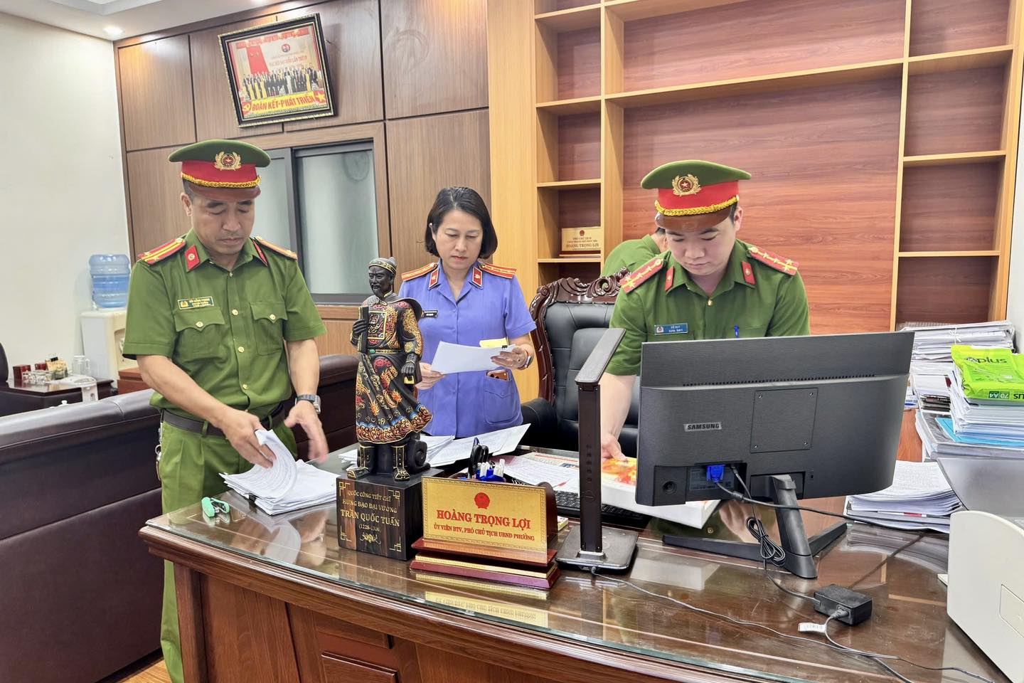 Bắt khẩn cấp một nguyên Phó Chủ tịch TP trước đây 2 Bắt khẩn cấp nguyên một Phó Chủ tịch thành phố - Ảnh 2.