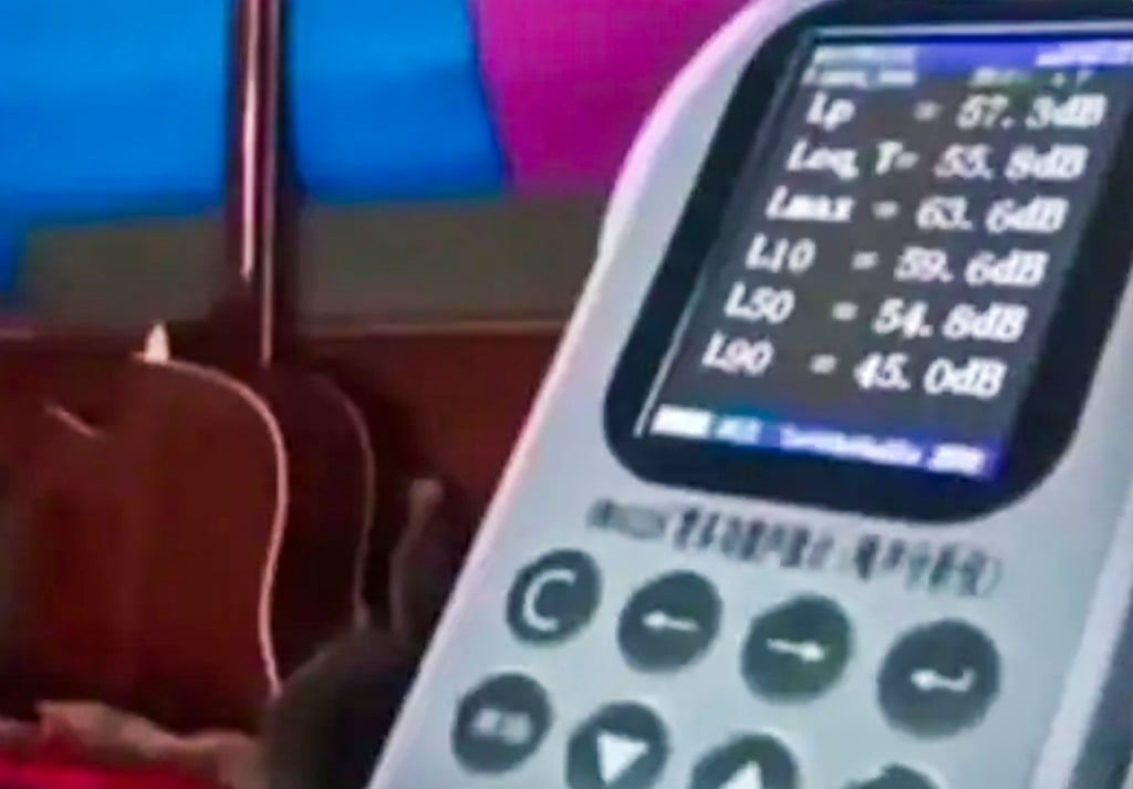 1775813926 499 Nguoi dan ong dung loa phong thanh ke chuyen ma