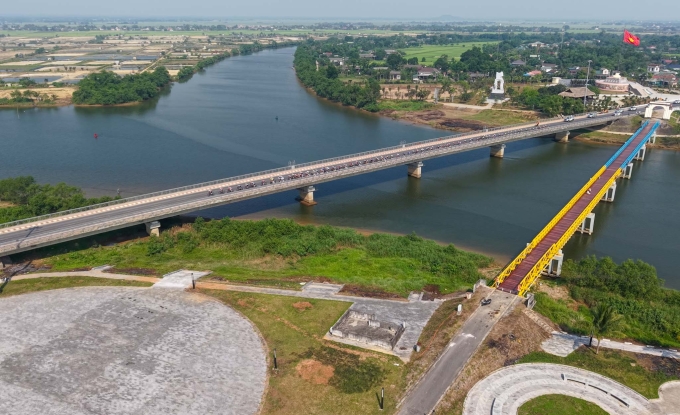 Các tay đua đi qua cầu Hiền Lương, Quảng Trị ở chặng 8 giải xe đạp toàn quốc tranh Cup Truyền hình HTV 2025 từ Quảng Trị đi Huế, trưa 10/4. Ảnh: Huy Phạm