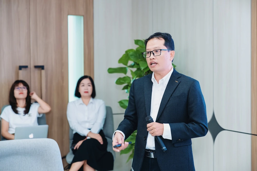 Ông Nguyễn Cao Trí, TAND Khu vực 1 - TP. HCM, trình bày tham luận “Xây dựng Tòa án điện tử từ thực tiễn triển khai tại TAND Khu vực 1 - TP.HCM. Ảnh: NGUYỄN CHÍNH ong-nguyen-cao-tri.jpg