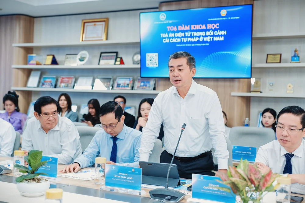 Ông Huỳnh Xuân Long, Chánh án TAND Tỉnh Đồng Tháp, chia sẻ tại tọa đàm. Ảnh: NGUYỄN CHÍNH ong-huynh-xuan-long_toa-an-dien-tu.jpg