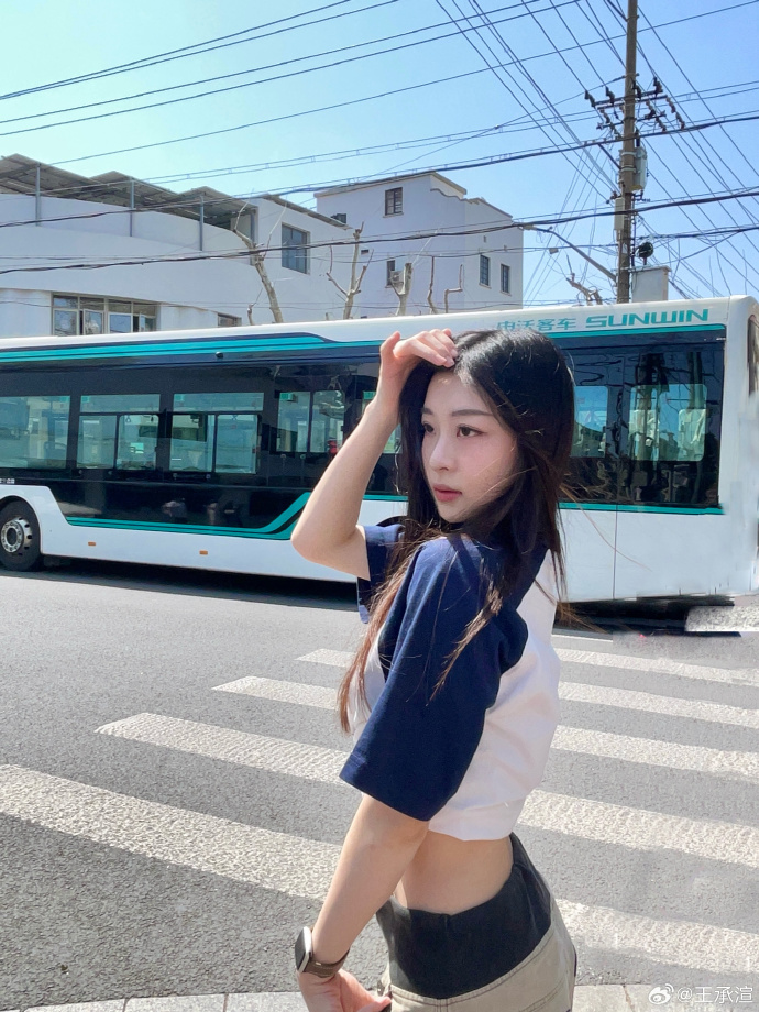 Hoa khôi showbiz xinh như ánh dương bị đình chỉ toàn bộ hoạt động, nay được bắt gặp tìm việc pha chế cafe- Ảnh 3.