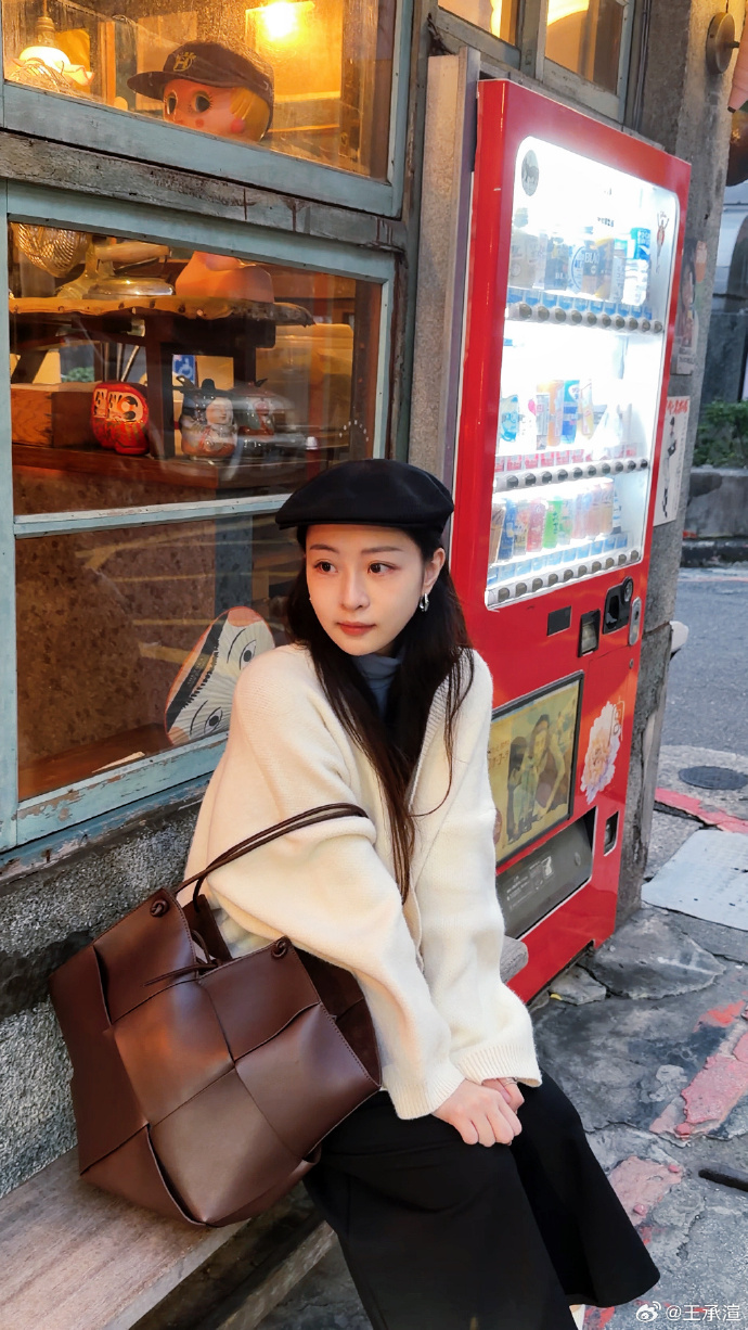 Hoa khôi showbiz xinh như ánh dương bị đình chỉ toàn bộ hoạt động, nay được bắt gặp tìm việc pha chế cafe- Ảnh 7.