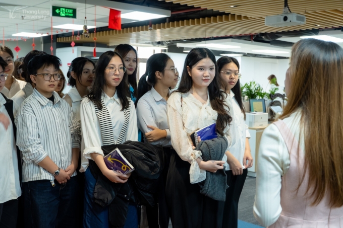 Các sinh viên Đại học Thăng Long thực tập, tham quan doanh nghiệp. Ảnh: Đại học Thăng Long