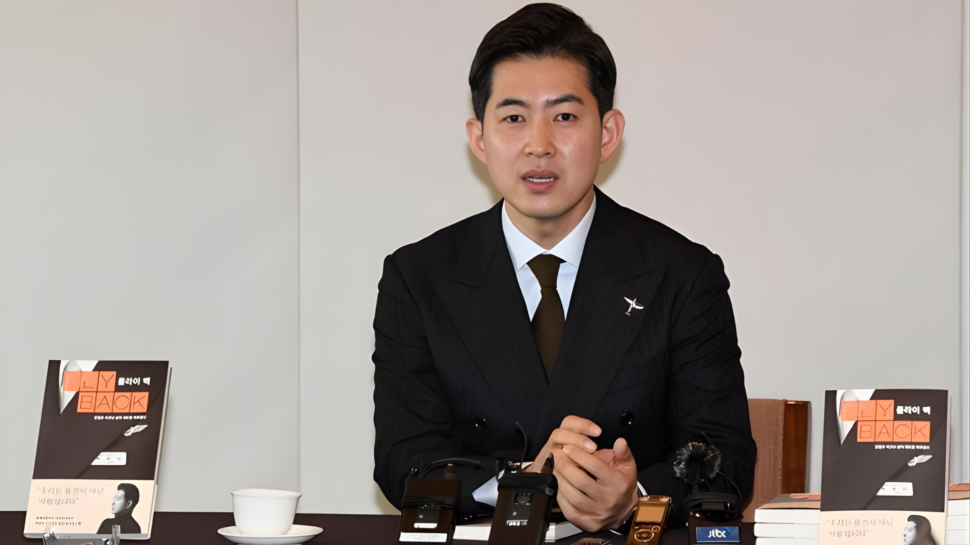 1775823585 80 Nguoi bi duoi khoi may bay trong tui nhuc 12