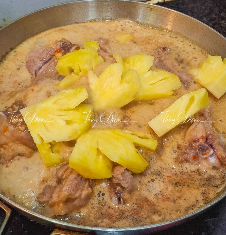 Cho coca, thơm vào, đun nhỏ lửa