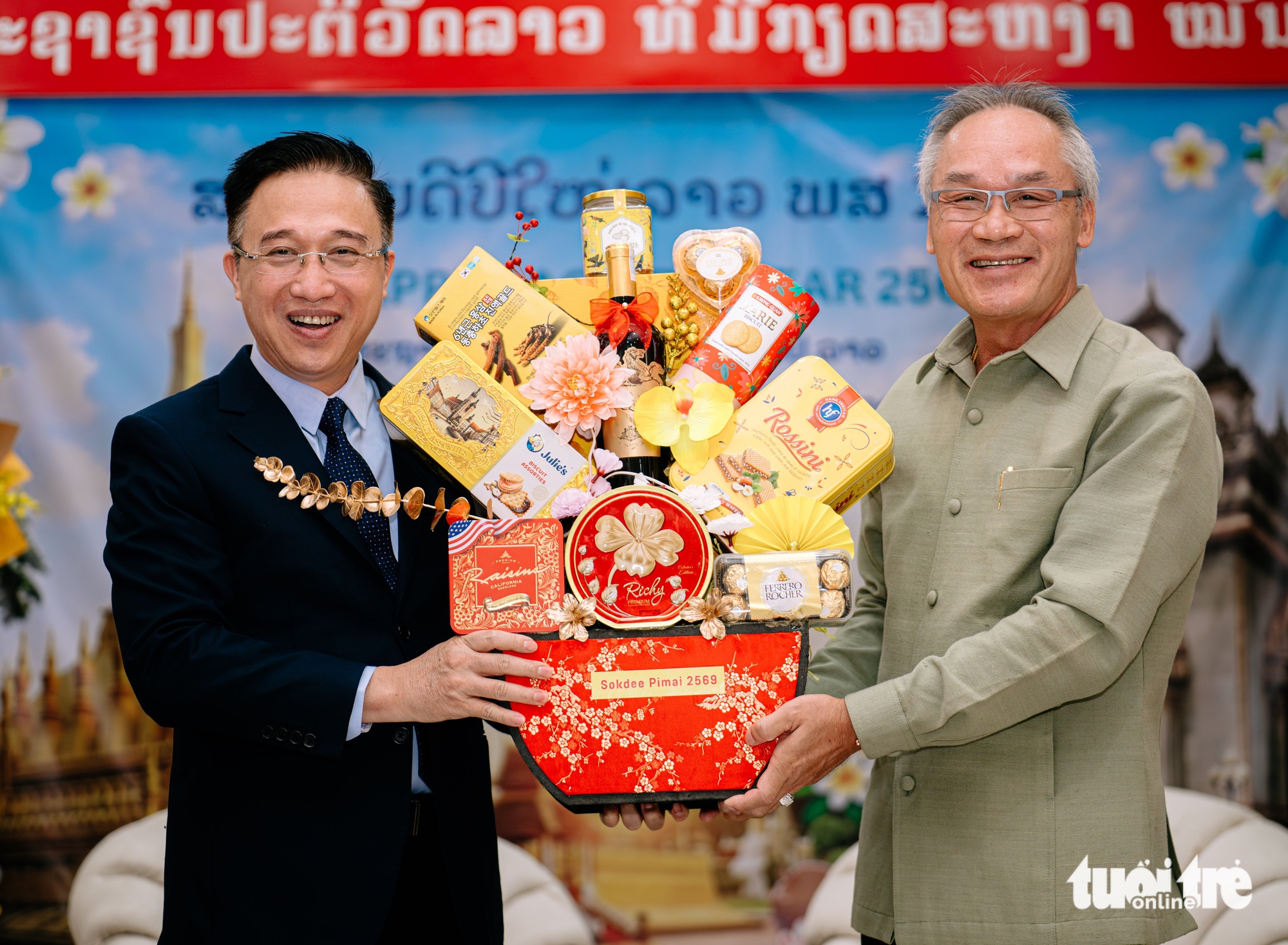 TP.HCM chúc mừng Tết cổ truyền Bunpimay của Lào - Ảnh 3. TP.HCM chúc mừng Tết cổ truyền Bunpimay của Lào - Ảnh 2.