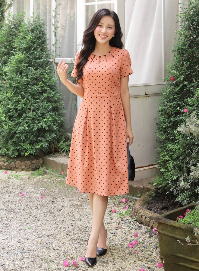 Váy chấm bi nhỏ sang trọng, tinh tế mà vẫn lãng mạn - Ảnh 8.