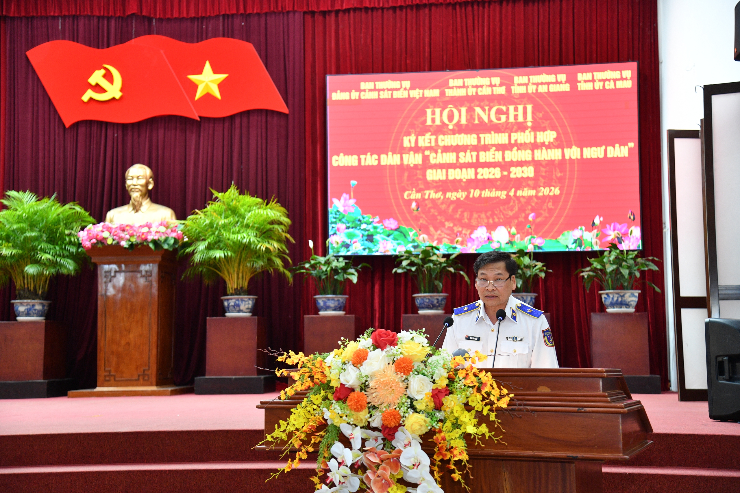 Cảnh sát biển Việt Nam phối hợp với các tỉnh, thành ĐBSCL chăm lo cho ngư dân 4 Cảnh sát biển Việt Nam phối hợp với các tỉnh, thành ĐBSCL chăm lo cho ngư dân - Ảnh 4.