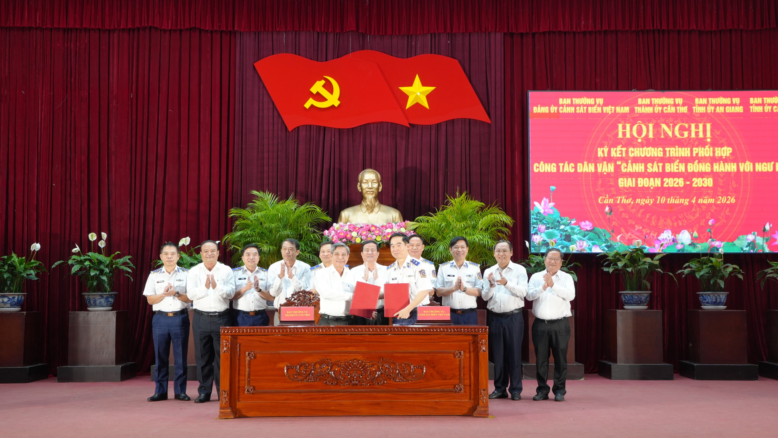 Cảnh sát biển Việt Nam phối hợp với các tỉnh, thành ĐBSCL chăm lo cho ngư dân 6 Cảnh sát biển Việt Nam phối hợp với các tỉnh, thành ĐBSCL chăm lo cho ngư dân - Ảnh 6.