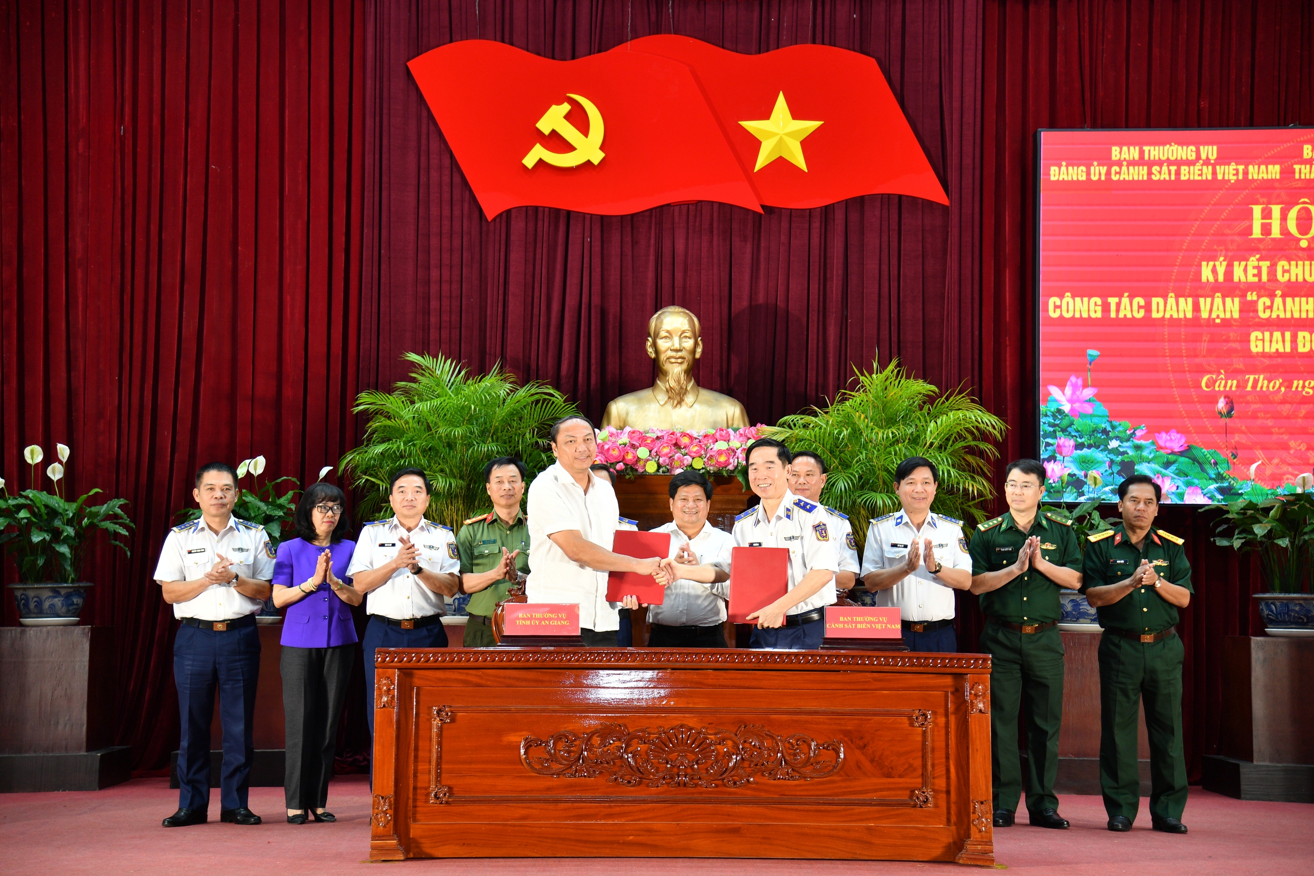 Cảnh sát biển Việt Nam phối hợp với các tỉnh, thành ĐBSCL chăm lo cho ngư dân 7 Cảnh sát biển Việt Nam phối hợp với các tỉnh, thành ĐBSCL chăm lo cho ngư dân - Ảnh 7.