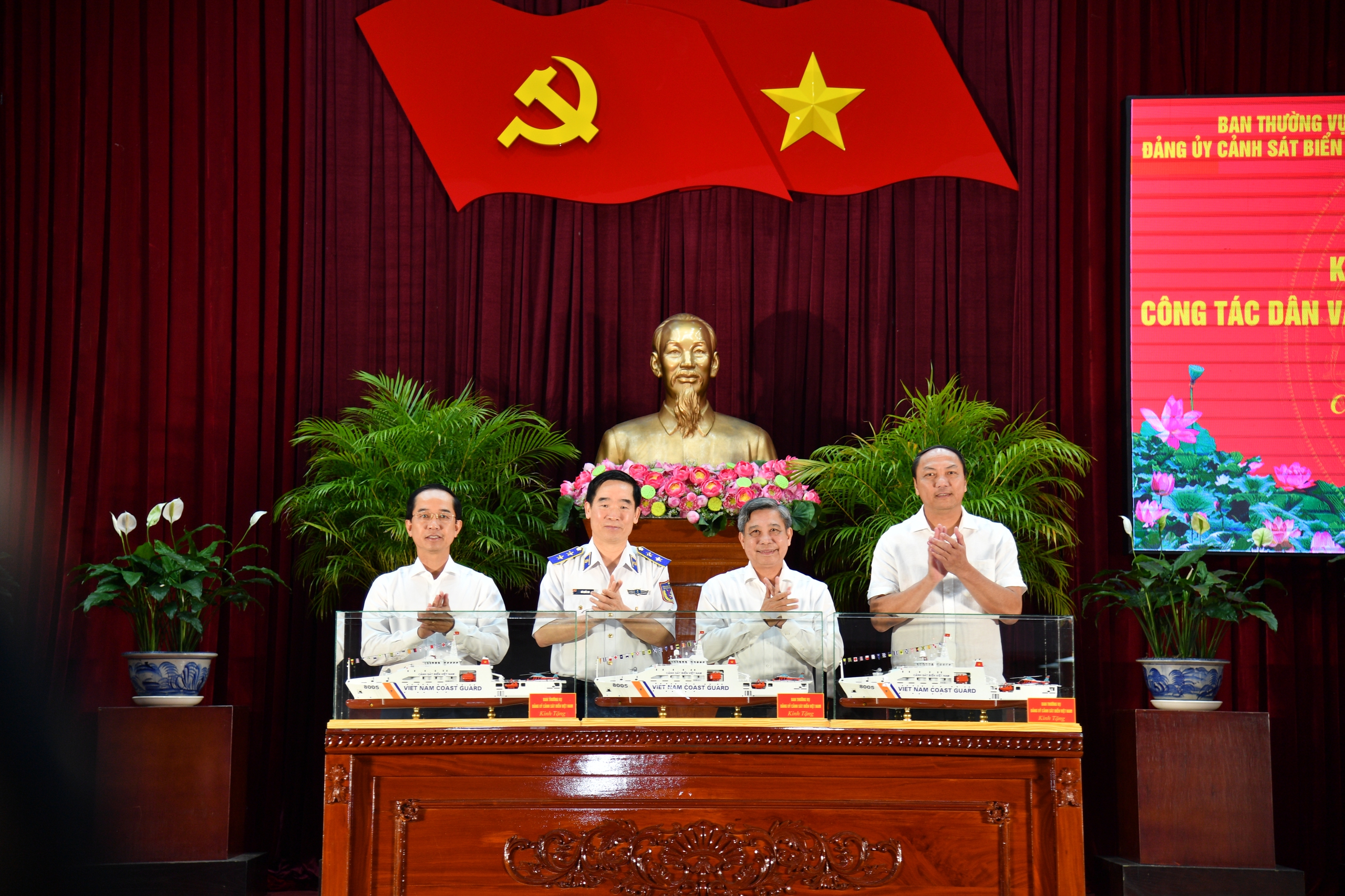 Cảnh sát biển Việt Nam phối hợp với các tỉnh, thành ĐBSCL chăm lo cho ngư dân 9 Cảnh sát biển Việt Nam phối hợp với các tỉnh, thành ĐBSCL chăm lo cho ngư dân - Ảnh 9.