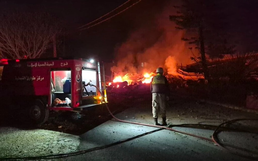Hiện trường một cuộc không kích của Israel ở làng Habbouch (miền nam Lebanon) ngày 10-4. Ảnh: Abbas Fakih/AFP lebanon iran.jpeg