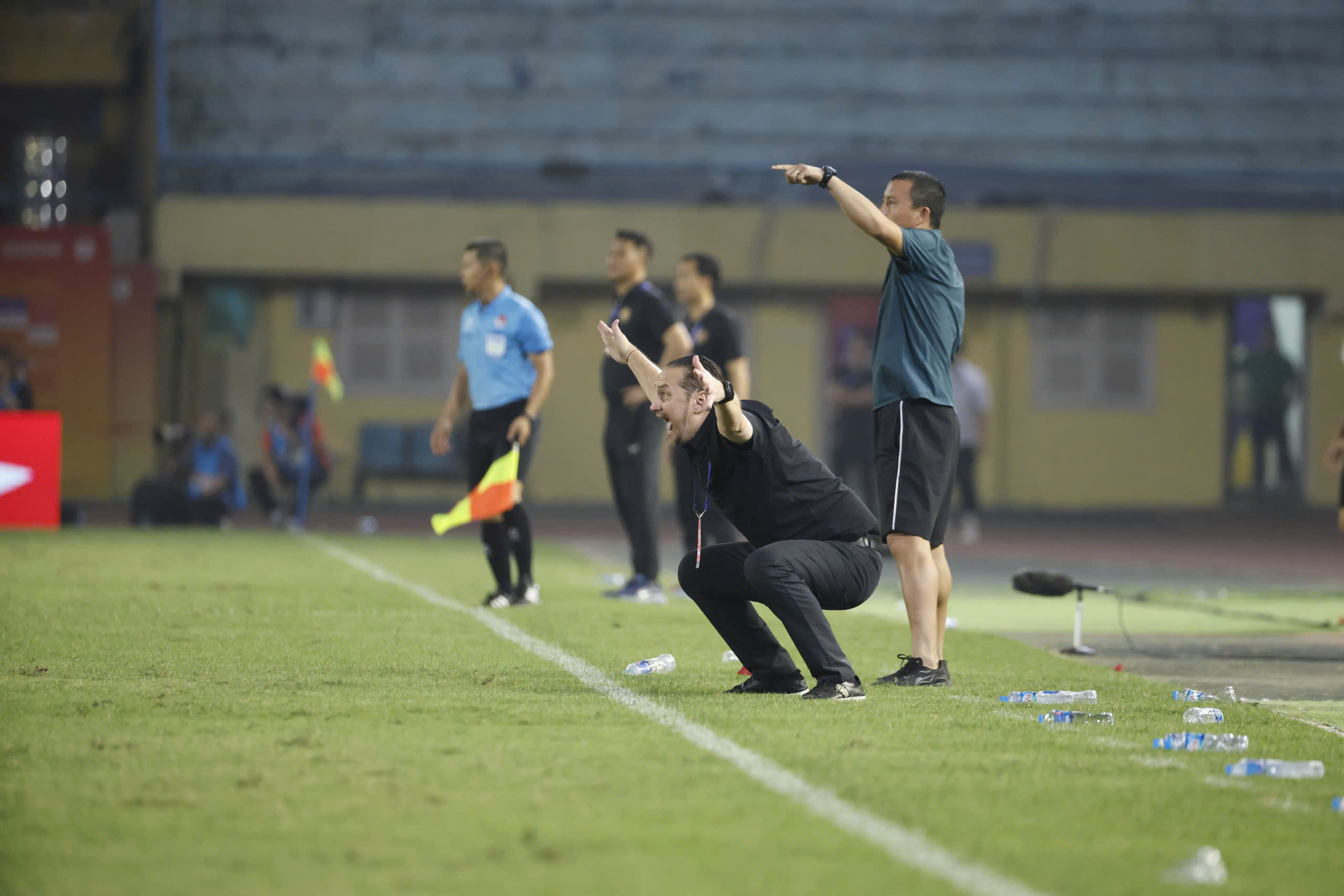 Toàn cảnh HLV Popov bị thẻ đỏ, ném thẻ như ngoài ‘chợ’: Trợ lý Văn Biển và HLV Thanh Hóa nói gì?- Ảnh 2. Toàn cảnh HLV Popov bị thẻ đỏ, ném thẻ như ngoài ‘chợ’: Trợ lý Văn Biển và HLV Thanh Hóa nói gì?- Ảnh 2.