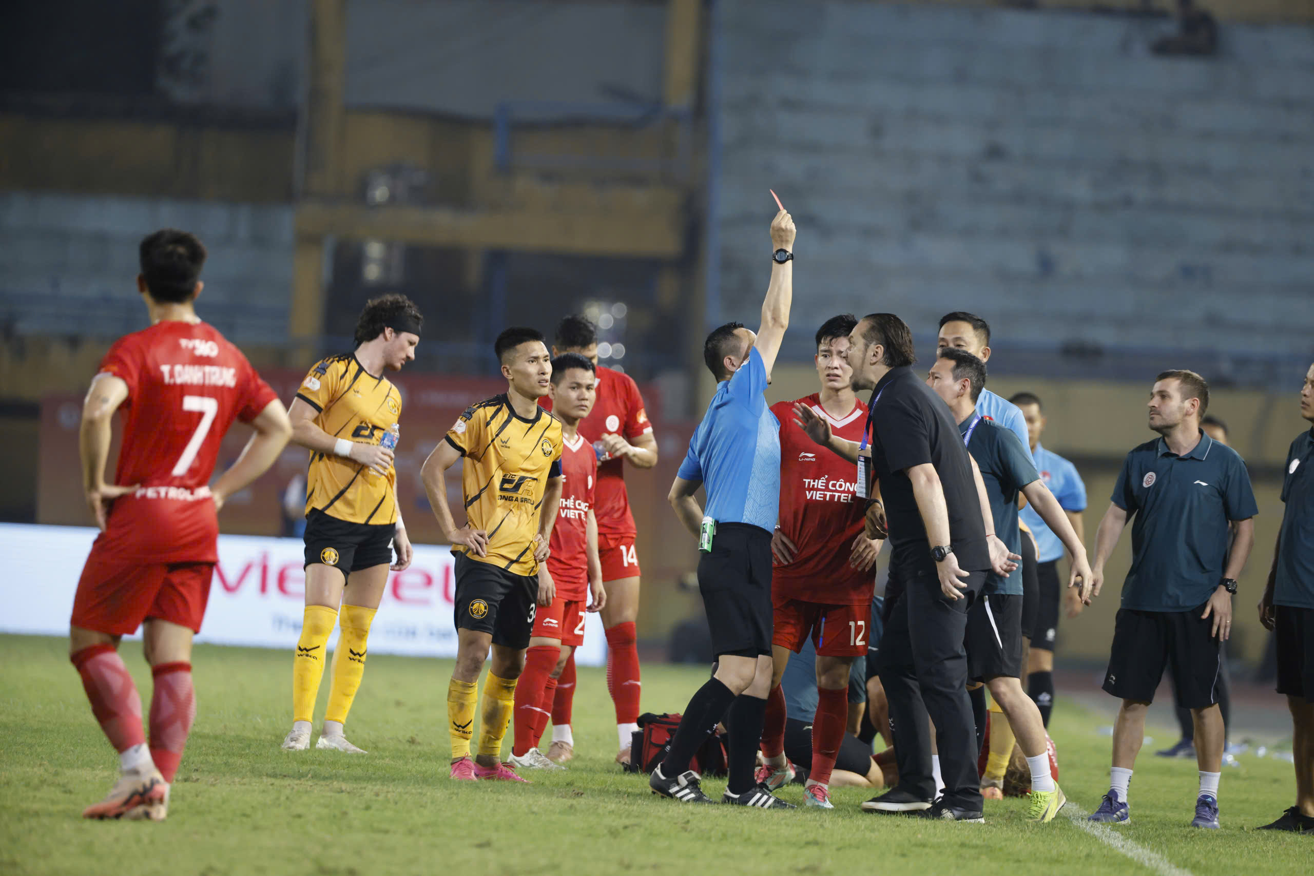 Toàn cảnh HLV Popov bị thẻ đỏ, ném thẻ như ngoài ‘chợ’: Trợ lý Văn Biển và HLV Thanh Hóa nói gì?- Ảnh 6. Toàn cảnh HLV Popov bị thẻ đỏ, ném thẻ như ngoài ‘chợ’: Trợ lý Văn Biển và HLV Thanh Hóa nói gì?- Ảnh 6.