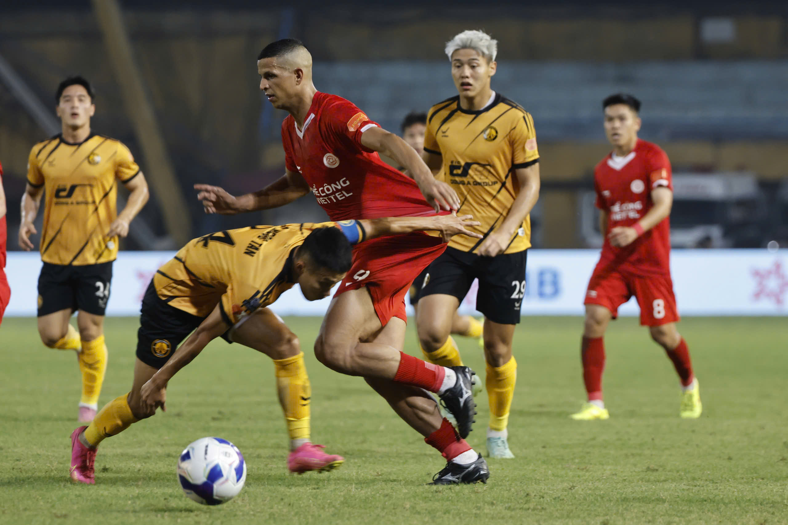 Toàn cảnh HLV Popov bị thẻ đỏ, ném thẻ như ngoài ‘chợ’: Trợ lý Văn Biển và HLV Thanh Hóa nói gì?- Ảnh 10. Toàn cảnh HLV Popov bị thẻ đỏ, ném thẻ như ngoài ‘chợ’: Trợ lý Văn Biển và HLV Thanh Hóa nói gì?- Ảnh 10.