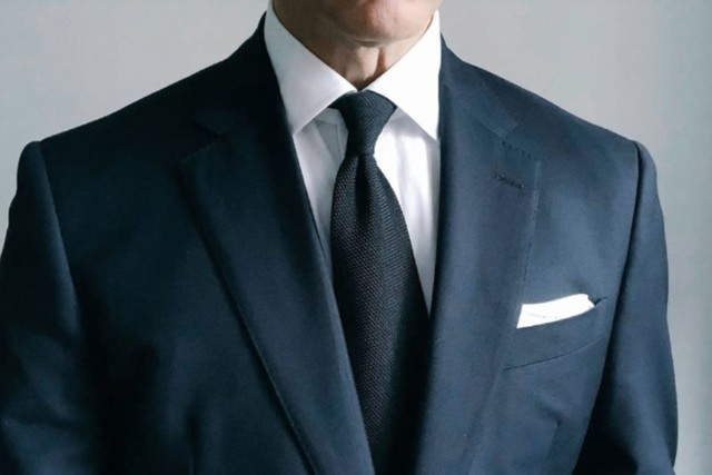 Phong cách suit vai nhăn và cà vạt thắt lệch: Tưởng suồng sã nhưng lại là biết chơi- Ảnh 4.