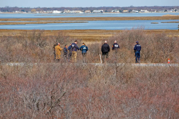 Các thám tử hạt Suffolk đang tìm kiếm Shannon Gilbert ở Oak Beach vào ngày 30/3/2011. Ảnh: Nypost