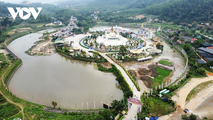 Bảo tháp chính nhìn từ trên cao là một là một quần thể không gian đối xứng được tạo thành từ hình tròn và hình vuông đồng tâm. 5 vòng tròn bao quanh có màu vàng, trắng, đỏ, xanh đậm và xanh dương, tượng trưng cho 5 yếu tố hình thành vũ trụ.