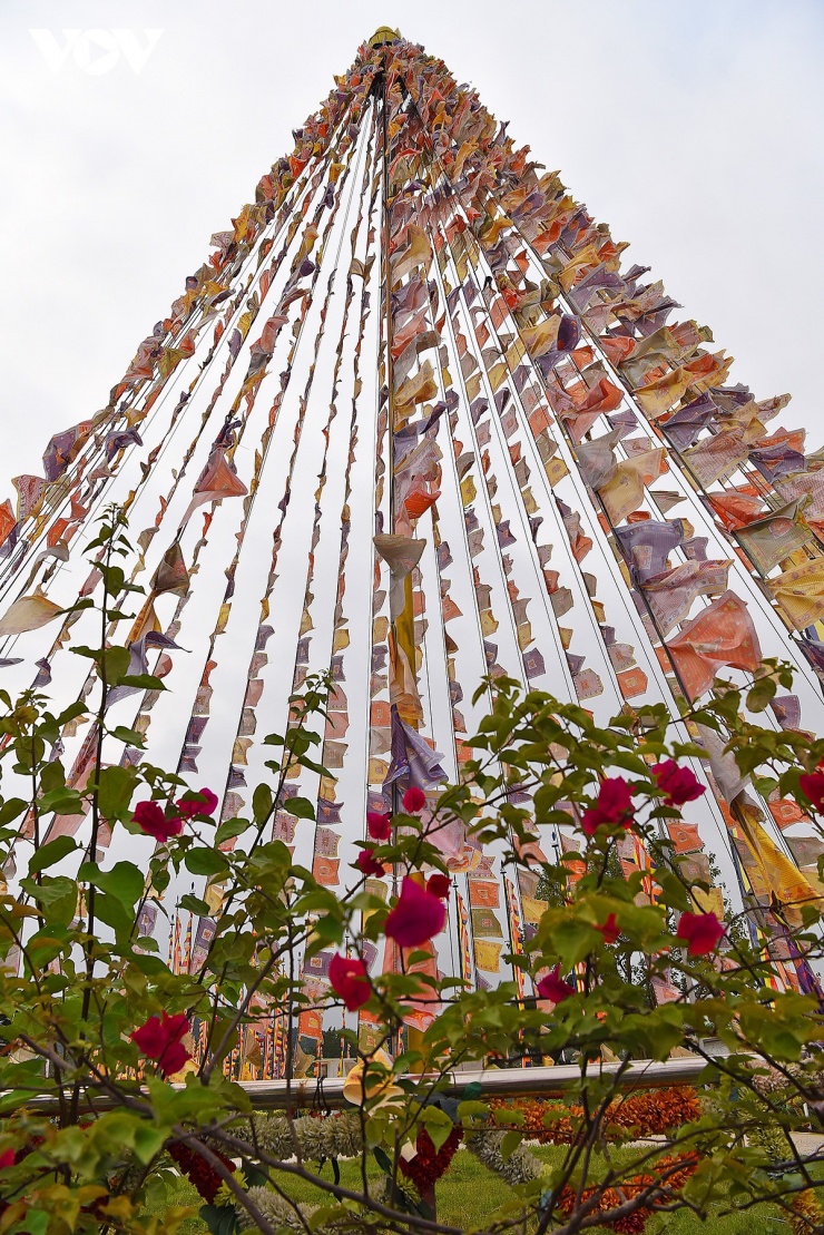 Lungta hay còn gọi là phong mã - cờ cầu nguyện thường thấy ở các quốc gia vùng Himalaya, Lungta bằng vải với 5 nhóm màu xanh dương, vàng, đỏ, xanh lam, trắng, in chân ngôn và hình tướng các Phật như Phật Mẫu Tara, Phật Dược Sư, Phật Liên Hoa Sinh, Phật Quan Âm...