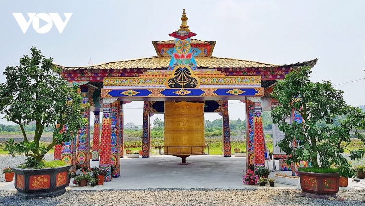 Không gian xung quanh tháp trung tâm có nhiều công trình kiến trúc mang đặc trưng kiến trúc Phật giáo Kim cương thừa vùng Himalaya.