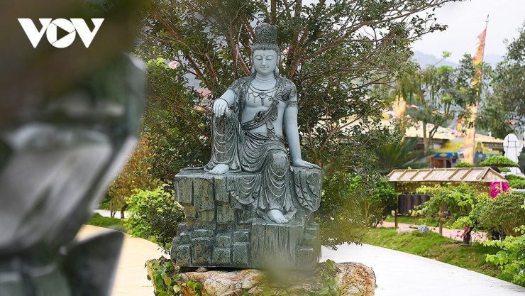 Xung quanh tháp trung tâm có rất nhiều tượng Phật để phật tử, du khách thưởng lãm.