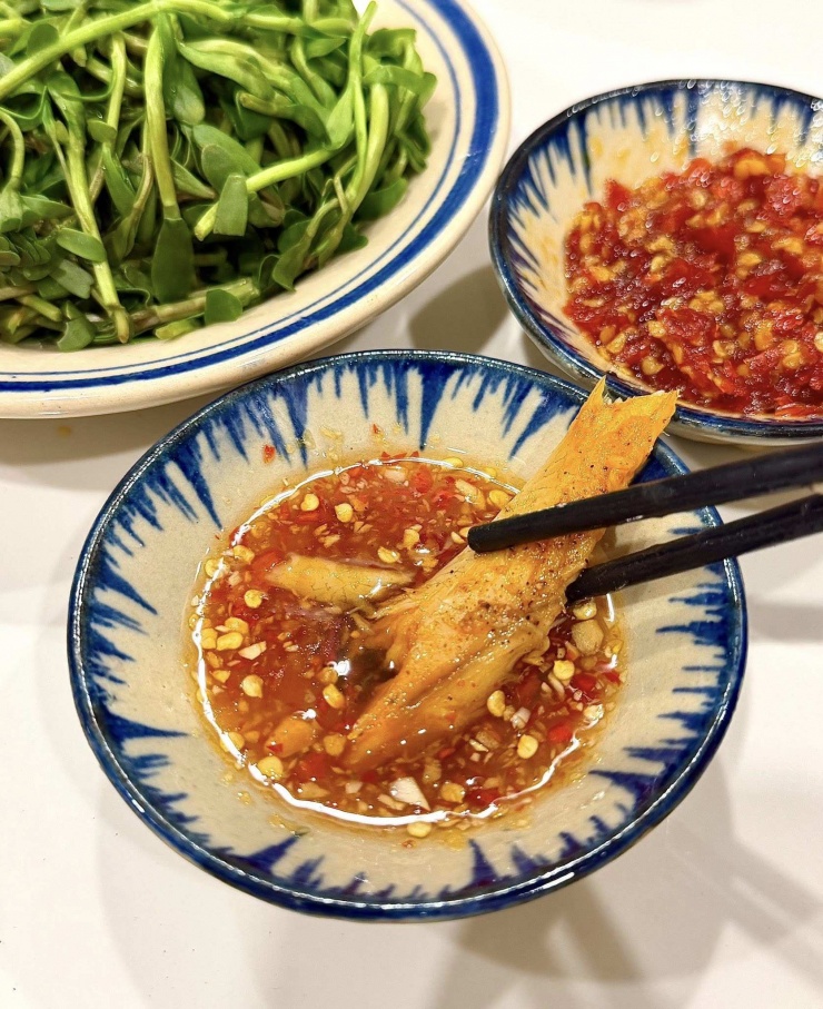 Cá chấm với nước mắm sánh dẻo rất ngon