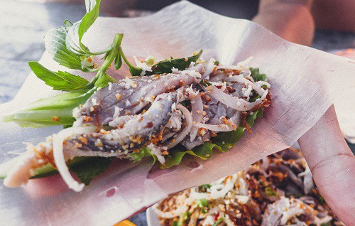 Ăn gỏi cá có thể gây bệnh sán lá gan ở người.