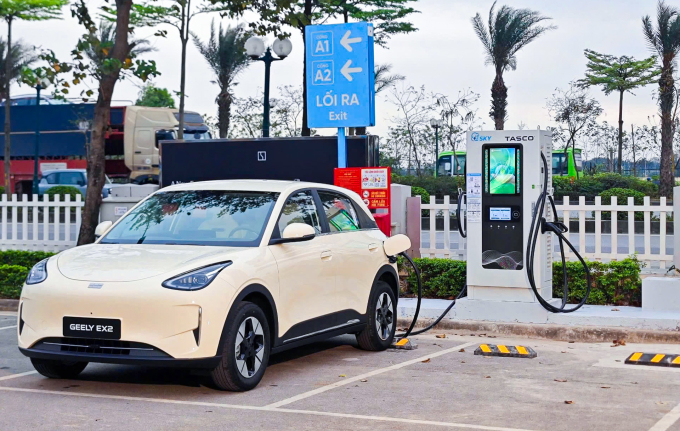 Một trạm sạc cho xe điện tại đại lý thuộc hệ thống Tasco Auto ở Hà Nội. Ảnh: Tasco