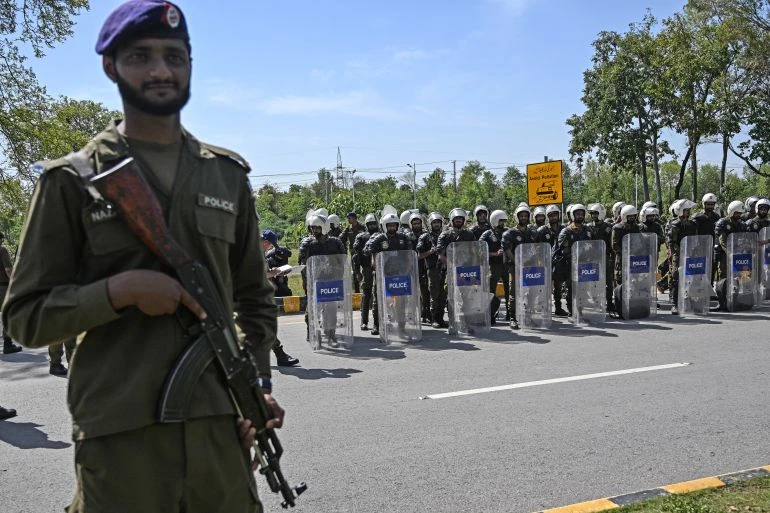 Cảnh sát chống bạo động xếp hàng dọc một con đường gần địa điểm dự kiến diễn ra các cuộc đàm phán Mỹ–Iran. Ảnh: Aamir Qureshi/AFP Cảnh sát chống bạo động xếp hàng dọc một con đường gần địa điểm dự kiến diễn ra các cuộc đàm phán Mỹ–Iran. Ảnh: Aamir Qureshi/AFP