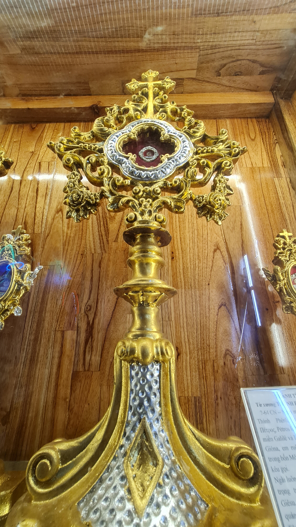 Nhà thờ đá Tùng Sơn lưu giữ nhiều thánh tích từ Công giáo Rôma- Ảnh 4. Nhà thờ đá Tùng Sơn lưu giữ nhiều thánh tích từ Công giáo Rôma- Ảnh 4.