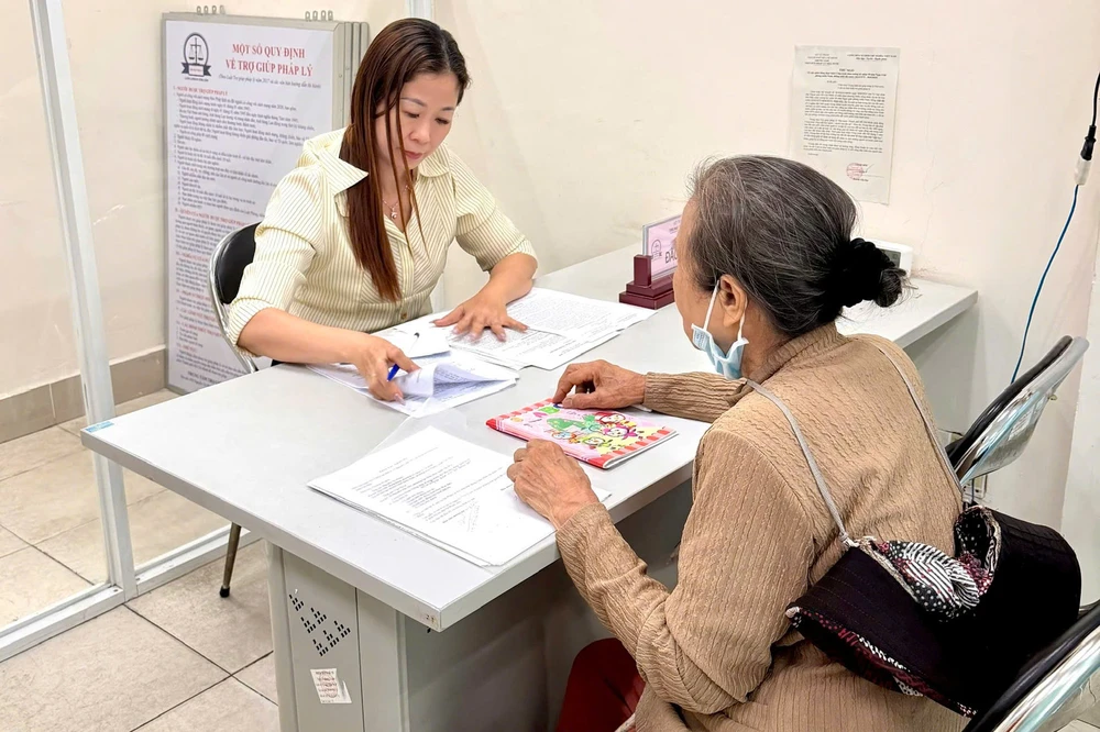 Luật sư Đào Thị Bích Liên đang tư vấn pháp lý miễn phí cho người dân tại Trung tâm Trợ giúp pháp lý Nhà nước TPHCM. Ảnh: NVCC trợ giúp pháp lý