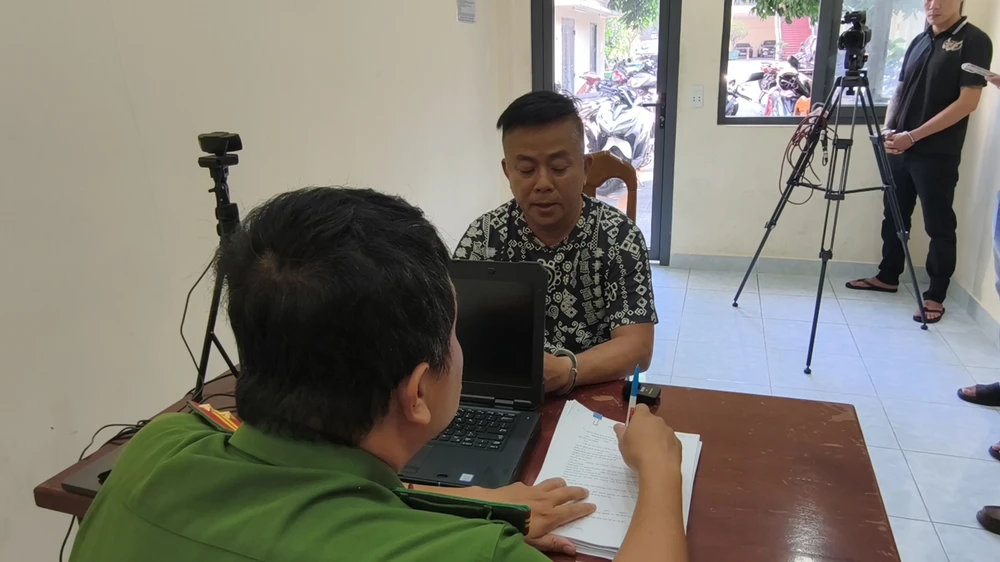 Đạt thừa nhận việc huy động nhân viên xăm trổ, tới túc trực ở nhà, nơi kinh doanh của con nợ để gây áp lực. Ảnh: N. TÂN IMG_20260408_085439.jpg