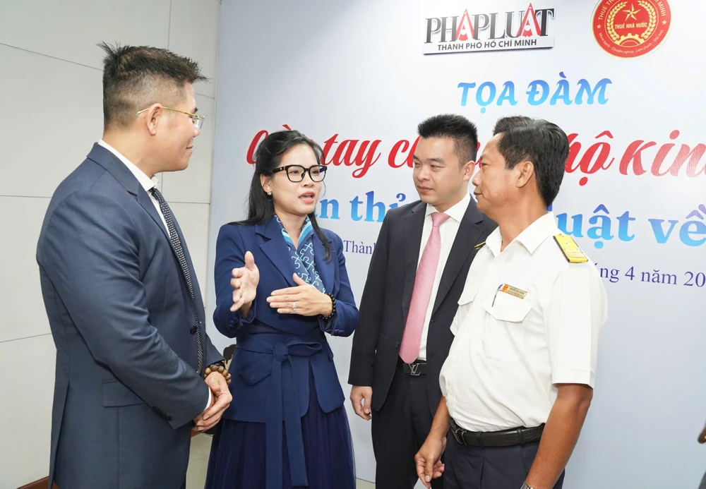 Các chuyên gia, khách mời trao đổi bên lề tọa đàm. Ảnh: THUẬN VĂN p10-11-anhphu.jpg