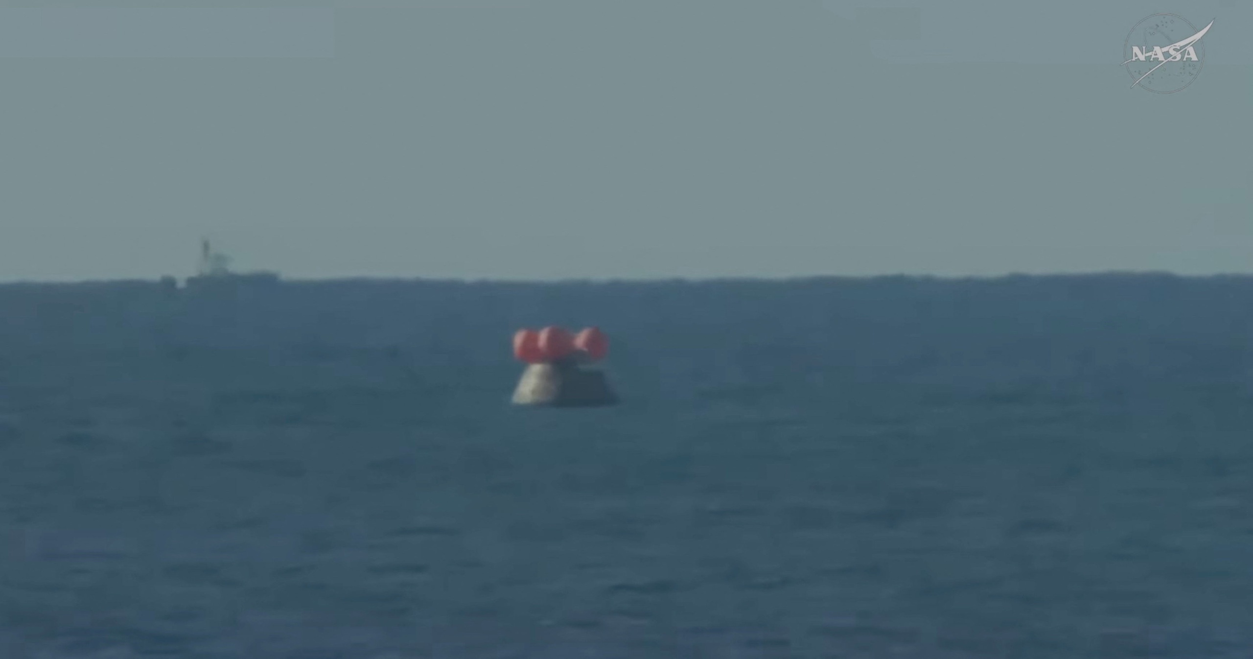 Nhóm phi hành gia Artemis 2 quay về trái đất an toàn - Ảnh 4.