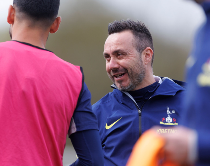 HLV Roberto De Zerbi trong buổi tập của Tottenham ngày 10/4. Ảnh: Shutterstock